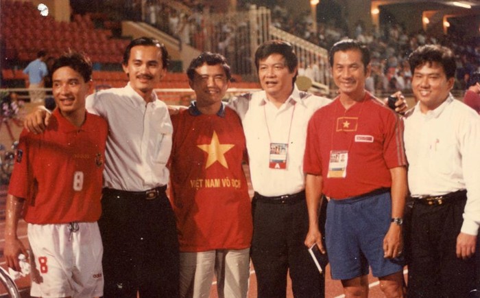 Tiền vệ tài hoa Nguyễn Hồng Sơn, bầu Thắng (ĐTLA), cùng cựu danh thủ Nguyễn Sỹ Hiển, HLV Phạm Huỳnh Tam Lang tại một trận đấu của ĐTVN tại Tiger Cup 1998. Giải đấu mà ĐTVN đã giành được HCB tại sân nhà.
